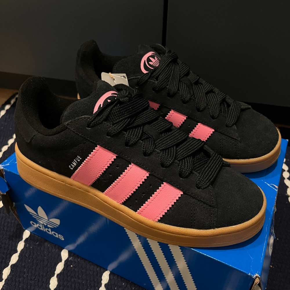 Women’s Adidas Campus 00’s size 8.5 Black True/Pink Gum